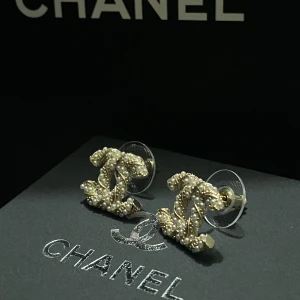 CC- Pärl örhängen - Fina Çhānel pärl örhängen, helt nya!  Smyckes ask och påse medföljs!    