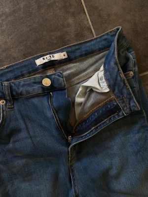 NYA JEANS  - Hej!  Säljer mina jeans från NA-KD. Helt oanvända då dessa var för korta för mig, sitter annars helt perfekt! <3 