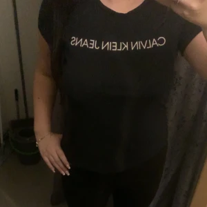 Calvin Klein t-shirt  - Köpt för 500 kr på zalando!  Använd en gång till ett event! 