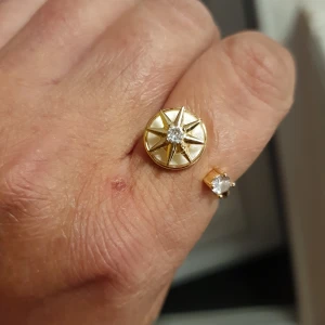 Ring guldfärgad töjbar - Ring använd ett par ggr guldfärgad , nickelfri, minns ej material men är övertygad om nickelfritt då jag är allergisk.  Stjärnan går att snurra på. Pris 160kr 