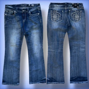 Miss me jeans  - Ett par fina bootcut, lågmidjade miss me jeans med fina detaljerade bakfickor, inga defekter! Hör av dig vid frågor☺️