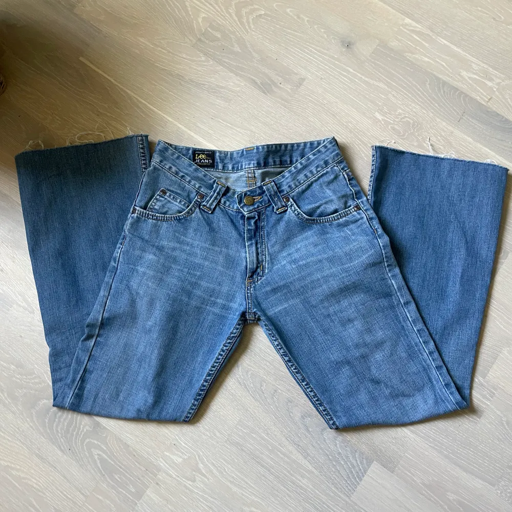 Low waist jeans ifrån Lee. För små för mig som har 34/36 i jeans. Finns ingen storlek på de men skulle säga att de är 32. Säljer för 250kr + frakt . Jeans & Byxor.