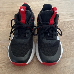 Adidas Lightmotion Basketsko - Fint skick, Storlek 34, Svag autograf från Kalis Loyd på bakdelen av högerskon.