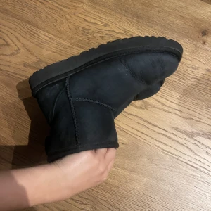 Svarta ugg  - Säljer mina ugg iår pågrund av att de blivit små🩷(pris kan diskuteras)