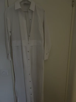 Skjortklänning🤍 - Supercool lång och plisserad skjortklänning💥 Använd 1 gång