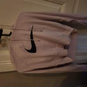 Size: M Pink comfy nike croptop hoodie
