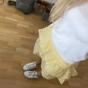 Gul kjol - Säljer denna jätte gulliga kjolen från Gina Tricot. Aldrig använd!! Köpte den för 350kr säljer för 100kr💞