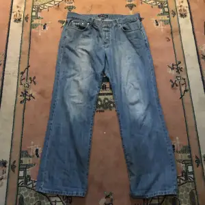 Feta baggy Armani jeans, W35 L32, skick 5/10, sydde in dem i höger midja men har nu sytt dem (till bästa förmåga) till hur dem var originalt, tveka inte att komma privat för mer bilder på hur det ser ut, eller för andra bilder/mått/information. 