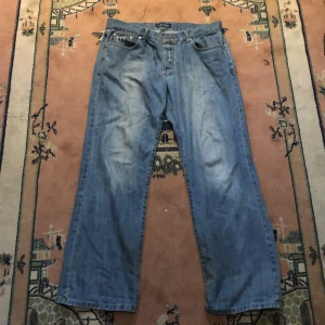 Armani jeans baggy  - Feta baggy Armani jeans, W35 L32, skick 5/10, sydde in dem i höger midja men har nu sytt dem (till bästa förmåga) till hur dem var originalt, tveka inte att komma privat för mer bilder på hur det ser ut, eller för andra bilder/mått/information. 