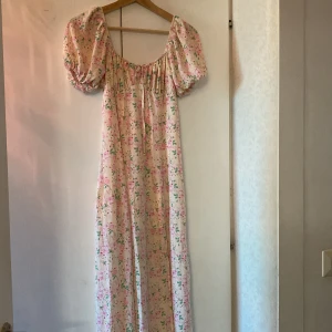 Klänning  - En blommig sommar klänning💗den är i storlek xs men passar även S