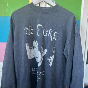 The Cure tröja från HM i storlek XS men väldigt oversize passar mig med M/L. Lite nopprig annars bra skick 