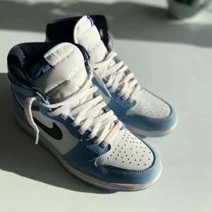 Jordan 1 - Säljer ett par feta Jordan 1 skor, använda endast 2 gånger, skriv vid intresse😇