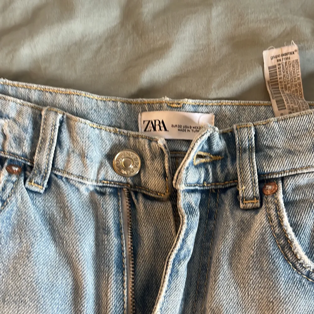 Raka ljusblå zara jeans i strl 32. Köpte på Plick men aldrig använda pga försmå. . Jeans & Byxor.