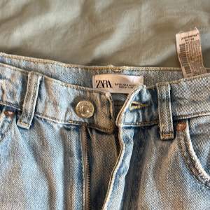 Raka ljusblå zara jeans i strl 32. Köpte på Plick men aldrig använda pga försmå. 