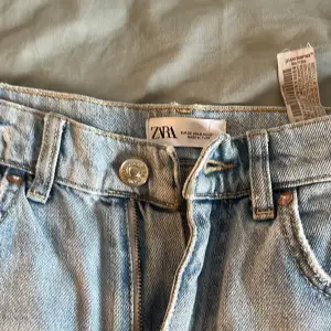 Raka ljusblå zara jeans i strl 32. Köpte på Plick men aldrig använda pga försmå. 