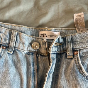 Zara jeans - Raka ljusblå zara jeans i strl 32. Köpte på Plick men aldrig använda pga försmå. 