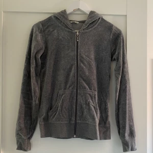 Ziphoodie  - Ziphoodie från Cubus i storlek XS. Väl använd men väldigt bra skick. Säljer då den inte passar mig längre. 