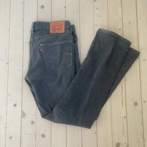 Snygga Levis jeans i en unik mörkgrå färg