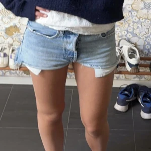  lågmidjade jeansshorts  - Säljer dessa lågmidjade jeansshorts från zara storlek 36. Superfint skick.  Säljer även ett par 34 ( kolla min profil )  