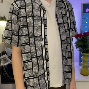 Just Junkies shortsleeve - Shortsleeve skjorta från Just junkies, väldigt bra för layering. Fint skick. Storlek: Large. Jag är 185cm 63kg