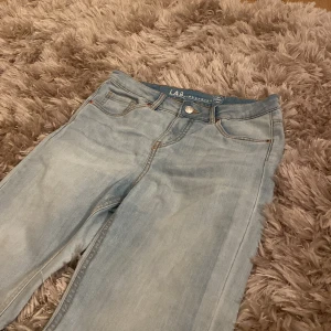Blå jeans köpt här på Plick - Ljusblå jeans i bootcut jätte fina säljer för dem är tyvärr för stora för mig. Jätte fint skick köpt här på Plick. 