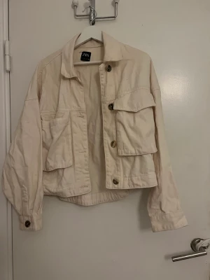 Beige jeansjacka - Fin vår/höstjacka! Jeans i beige färg. 💓