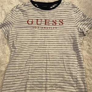 Guess T-Shirt - T-shirt från märket Guess, Fint skick, Storlek: Small.
