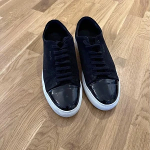 Arigato Skor - Säljer ett par svarta arigato skor som liknar de populära märket Lanvin. Hör av dig vid frågor!