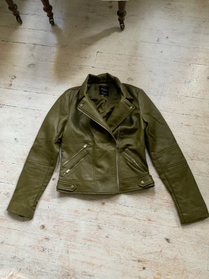 Skinnjacka skogsgrön zara  - Jätte fräsch skinnjacka (fakeskinn) i skogsgräns/militärgrönt från Zara i stl M