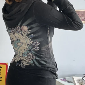 Ed hardy hoodie  - En ed hardy tröja men sjukt snyggt tryck. Är storlek m men passar tight på mig som är s men stretchig i materialet så passar typ s-m väldigt bra säkert andra storlekar också beroende på hur man vill att den ska sitta 