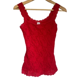 Rött spetslinne - Ett superfint spetslinne i rött. Stretchigt och genomskinligt material. Står inte storlek men passar xs/s. ❤️