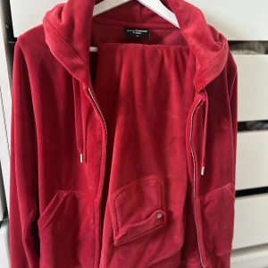Juicy couture  - Säljer detta juicy couture sett då det aldrig kommer till andvändning, går att köpa bara tröjan eller bara byxorna oxå💞båda delarna är i storlek M! 