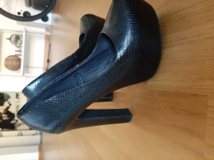 Höga pumps - Platå, klack 12cm. Aldrig använda utomhus