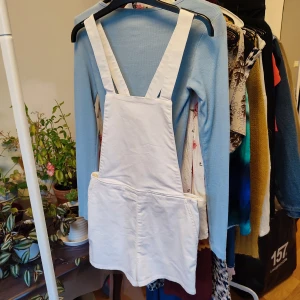 Hängselshorts snygga vita - Vita hängselshorts i jeanstyg från H&M, storlek 36, i fint skick ☺️