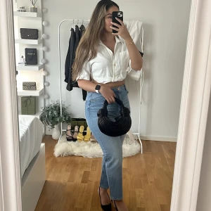 Croppad skjorta från Mango - Jätte snygg croppad skjorta från Mango! Storlek S men passar även en XS beroende på hur croppat man vill att den sitter.