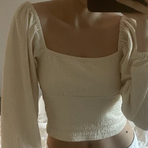 Långärmad Tröja - Använts ett fåtal gånger men känns och ser ut som en ny. Jätteskönt material och bra kvalite💓💓