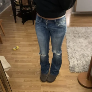 jätte snygga levis jeans!!! - snyggaste bootcut jeansen från levis, säljer då de är förstora för mig. det är min kompis på bilderna hon är 172. midjemåttet är 37 och innerbenslängden 78!! hör av dig för fler bilder🤩🤩