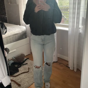 Slitna jeans  - Ett par jeans från Gina som jag knappt använt för de inte är min stil längre. Jag köpte dom för 599 men säljer dom för 299 