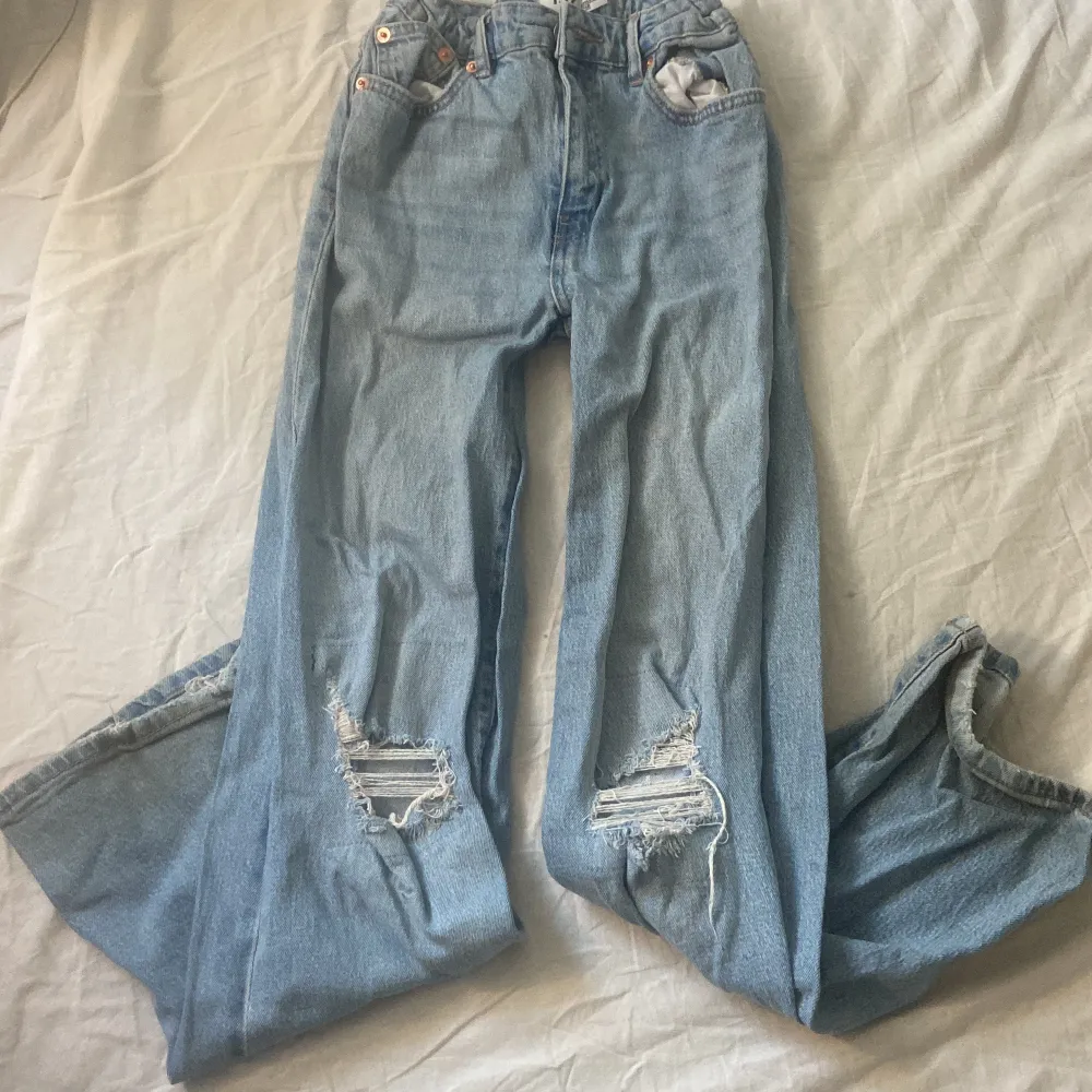 Ett par boulevard star jeans från läger 157. Utsvängda blåa byxor med hål på knäna, använda en gång typ. Storlek: 160. Säljer dom för 50-150 kan sänka🩷. Jeans & Byxor.