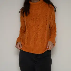 Mjuk och skön polotröja i en höstig orange färg.  Använt ett fåtal gånger men tröjan ser ut som ny.  Väldigt mjuk och skön. Sticks inte och kliar inte. 