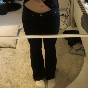 Svarta jeans - Säljer ett par svarta bootcut jeans lågmidjade från Gina. Köpta har från plick men var tyvärr lite för stora för mig😪ursäkta mitt rum