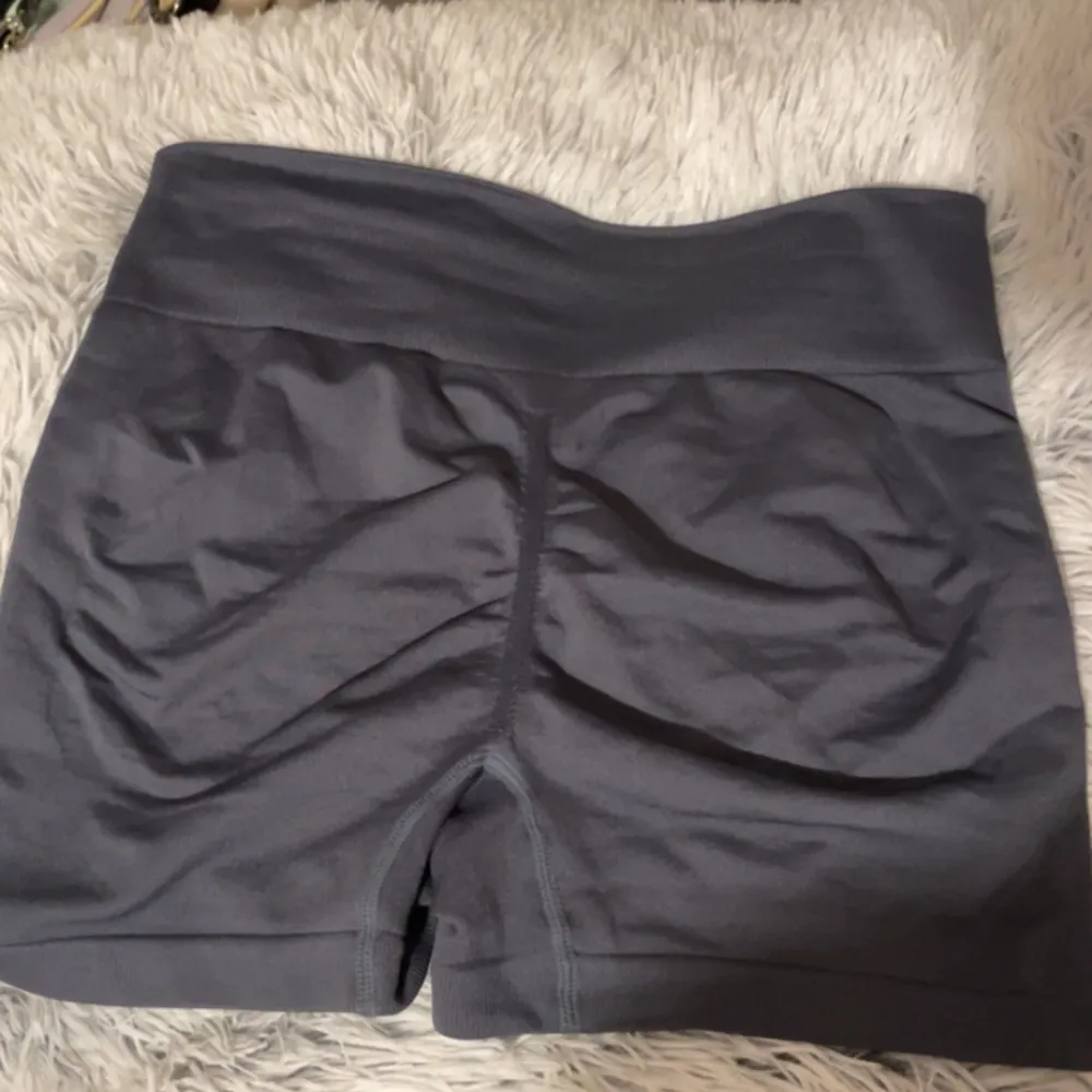 Snygga gymshorts som sitter som en smäck! Hög scrunch där bak som lyfter rumpan jättefint och får den se fylligare och något större ut😋 Säljer dessa pågrund av att jag tycker dom för små för mig. Jättesköna och i superskick! Nypris 300kr, använda 2 ggr :). Shorts.