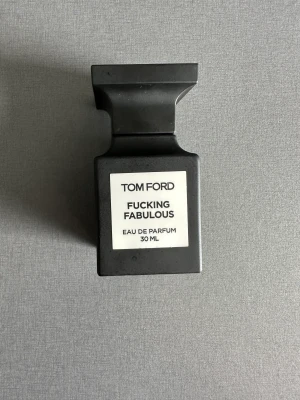Tom Ford - Fucking Fabulous - 30 ml-flaska. Skulle uppskatta mängden till troligtvis 25 ml, men troligtvis mer. Svårt att se i helt svart flaska. 