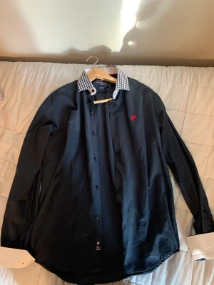 Denim Culture Stjorta  - Denim Culture stjorta  Använd en gång vid ett bröllop sedan alldrig igen.  Mitt pris: 1000kr Condition: 9,5/10 (Inte Överdrivet) Storlek: M