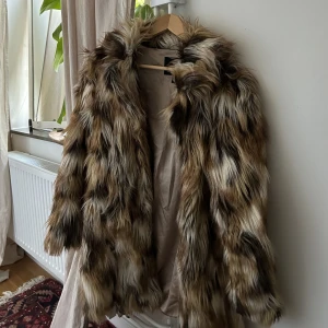 Faux fur jacka  - Gott skick, inga defekter eller liknande. 
