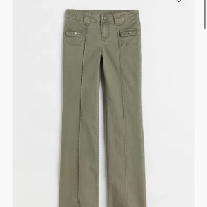 Hm jeans - Säljer exakt dessa jeans fast beige aldrig använda och super skön, perfekt längd på mig som är 169 skriv för mer bilder hur de ser ut på och så❤️❤️