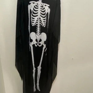 Maskerad Halloween Skelett  - Vuxen stlk 125cm  175kr Barn stlk  89cm. 125kr