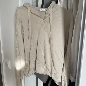 Kofta filippa k - Tröja från filippa K! Använd max 3 gånger. Jättefint skick och supermjuk. Storlek L men sitter normalt på mig som är S