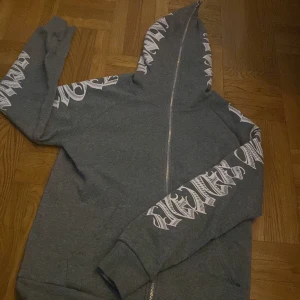 Zip up hoodie  - Fin grå zip up hoodie. Köpte av en kompis för 350kr för några månader sen. Storlek M men skulle säga att den passar mer S i her storlek iaf. Skriv vid frågor 🩵🩷