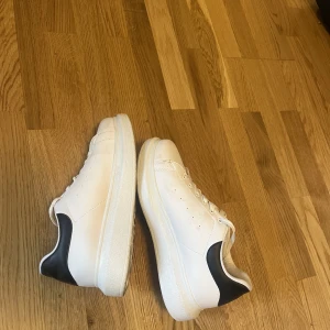 Alexander mcqueen liknande  - Skor från Nelly strl 39, men passar 38 skulle jag säga.